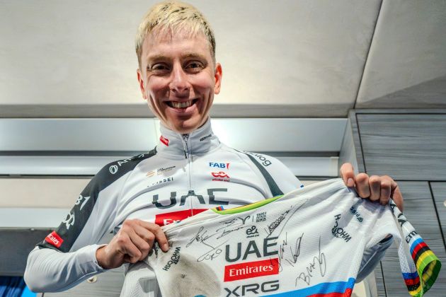 tadej pogacar strgan dres.jpg