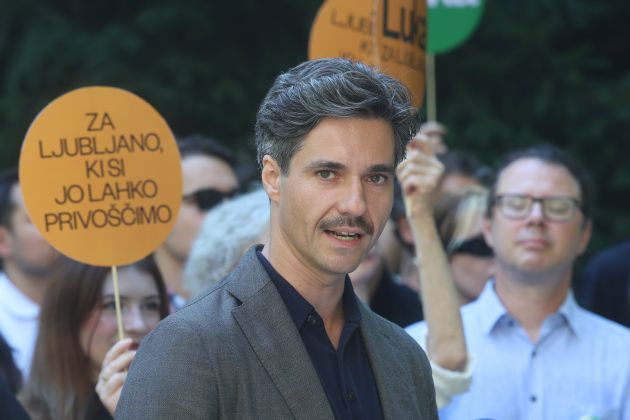 luka mesec asta vrecko levica.jpg