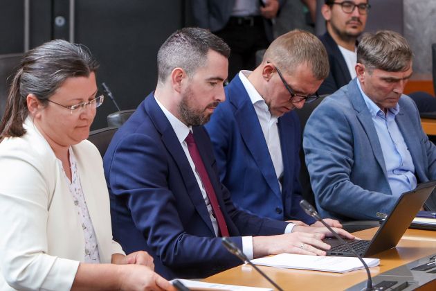 poslanci resnica BOBO.jpg