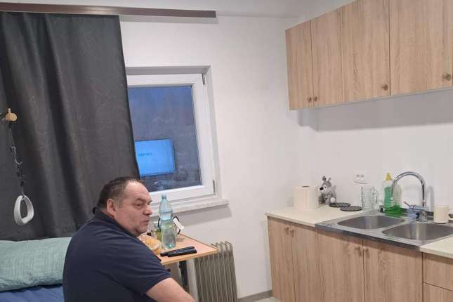 Andrej v novi sobi s kuhinjo in tekočo vodo
