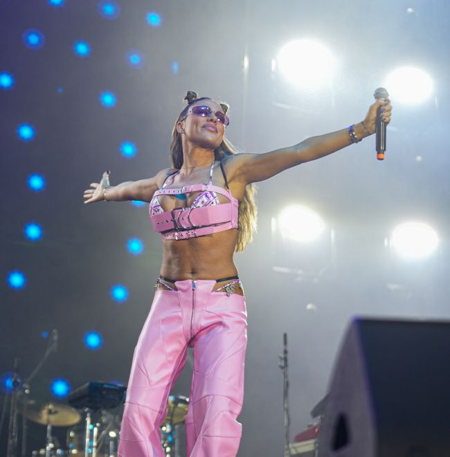 Zapeljiva in seksi Sandra Afrika