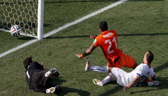 memphis depay, claudio bravo