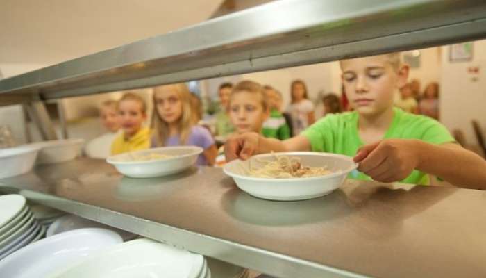Otroci, šolska prehrana, kuhinja, malica