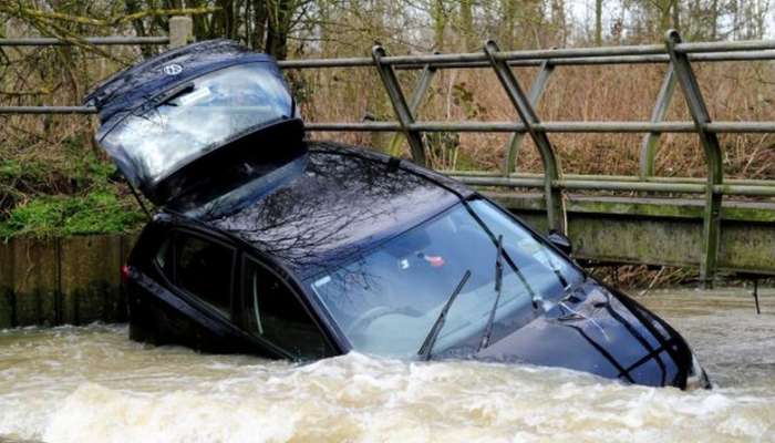 avto potok poplave reševanje