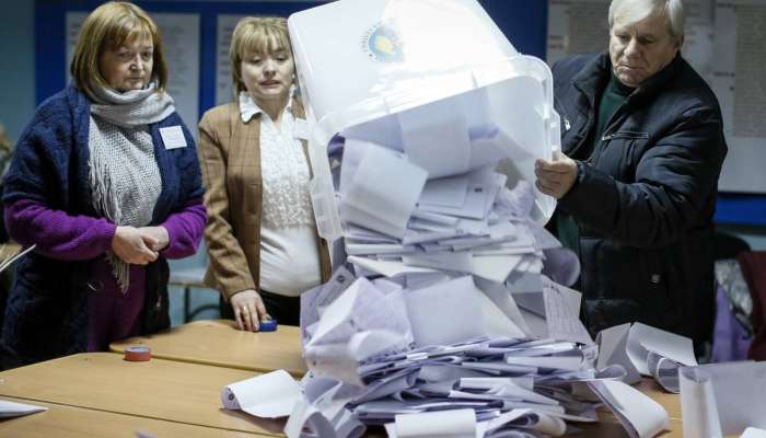 2014-11-30T202958Z_1409242777_GM1EAC10CGD01_RTRMADP_3_MOLDOVA-ELECTION