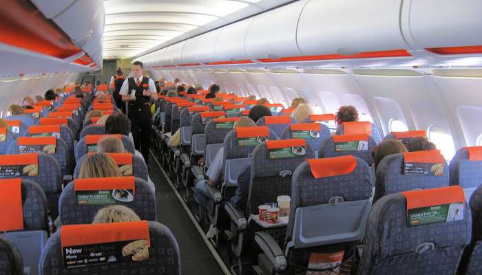 easyjet letalo stevard