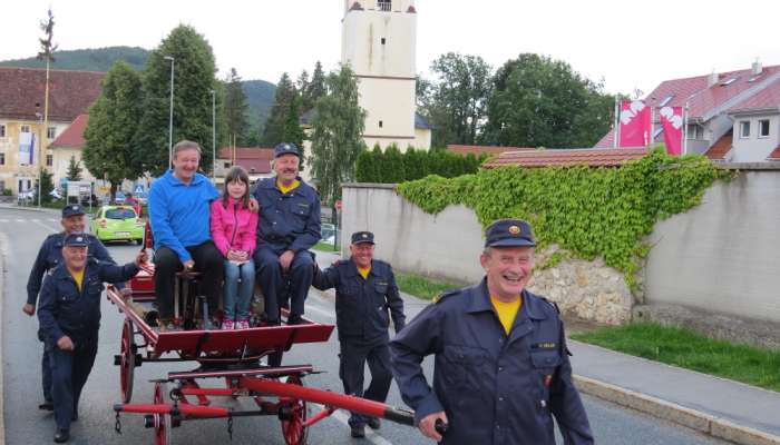 Veterani so na obnovljenem vozu do gasilnega doma peljali preddvorskega župana