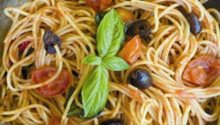 Špageti z olivami in mocarelo
