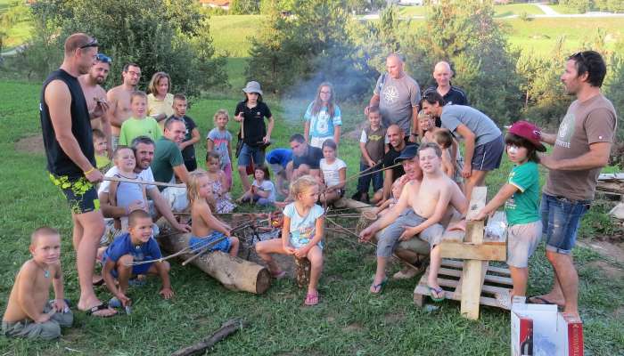 Očetje in otroci so si hrano pripravljali kar na ognju v naravi, marsikateri otrok je prvič poskusil