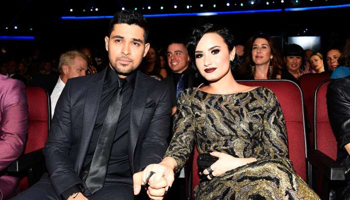 Demi-Lovato-Wilmer-Valderrama-Holding-Hands