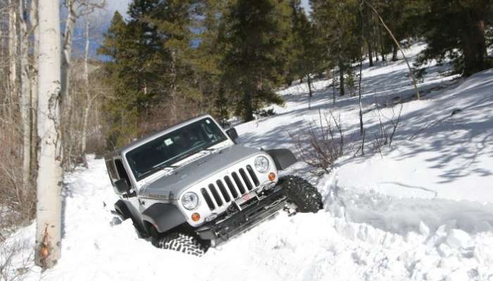 Jeep-stuck-in-the-snow