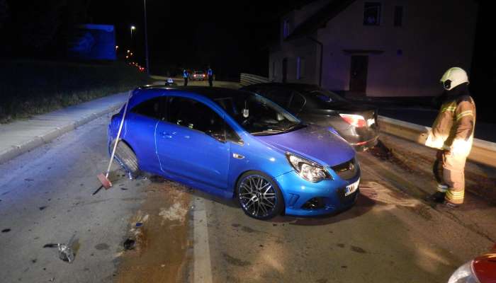 Prometna nesreča, črn BMW, moder avto