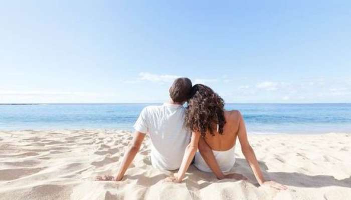 A-couple-on-beach-holiday-543313 (1)