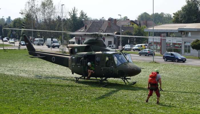 27-letnika so v dolino pripeljali gorski reševalci s helikopterjem