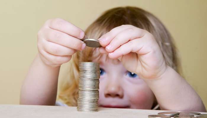otrok, denar, kovanci, varčevanje, igra z denarjem, finance