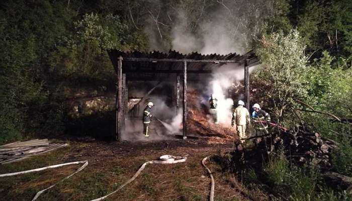 Colski gasilci so minuli vikend gasili lopo pri vasi Vodice pri Colu