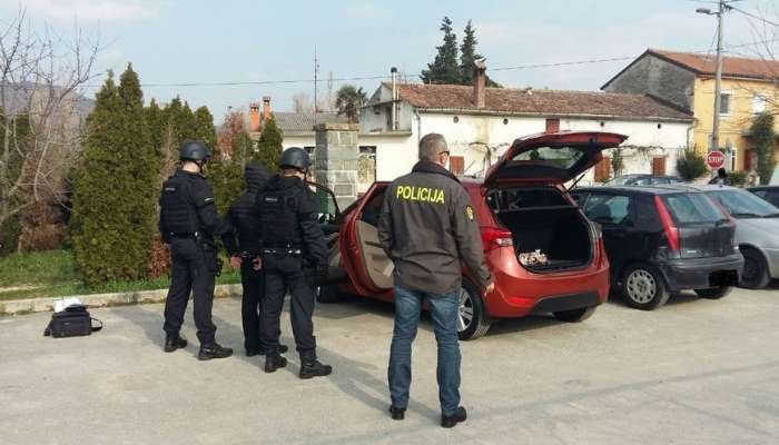 Policija razbila združbo preprodajalcev drog, pu koper