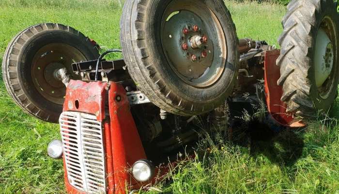 Traktor, rdeč traktor brez kabin in loka, 28. 5. 2018 Gornja Radgona 1