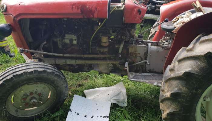 Traktor, rdeč traktor brez kabin in loka, 28. 5. 2018 Gornja Radgona 2
