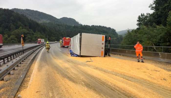 prometna nesreča, štajerska avtocesta, koruza, tovornjak