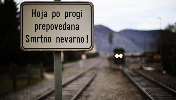 železniška proga_tiri_vlak_opozorilo