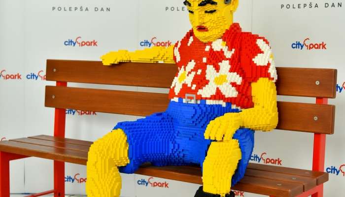 Obiskovalce Cityparka na nakupovalnih ulicah ozdravljajo lego skulpture v naravni velikosti.