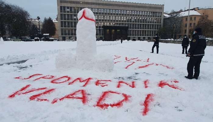 penis, parlament, protestna-skulptura