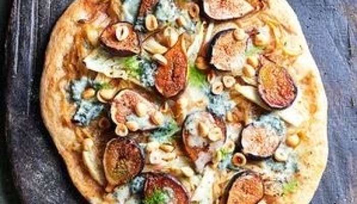 pizza s komarčkom figami in lešniki