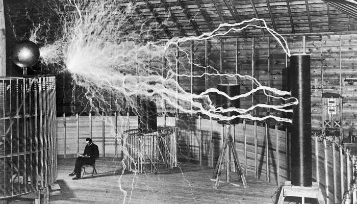 Nikola Tesla med poskusom