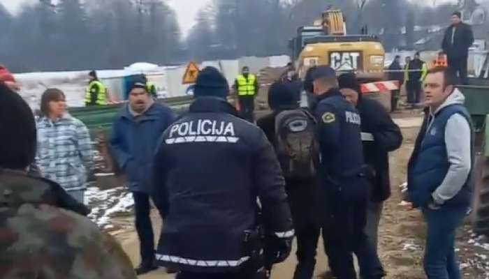 protest, policija, gradnja kanalizacijskega kanala