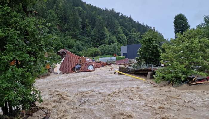 prevalje poplave hisa crpalka