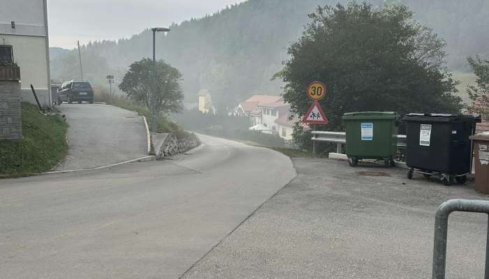 dim, smrad, zažgano motorno olje, polena