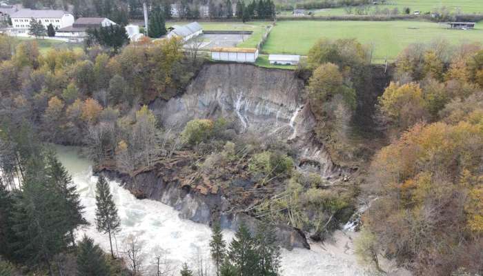 Obsežen zemeljski plaz ogroža vojašnico na Bohinjski Beli