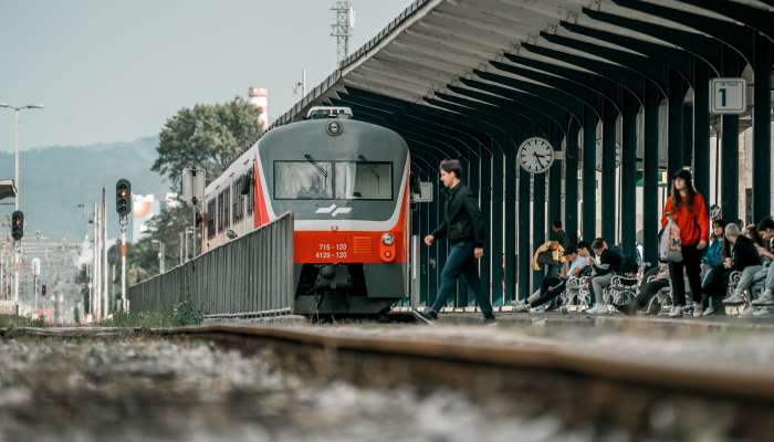 železnica, vozni-red, potniki, železniška-postaja, zamude, mobilnost