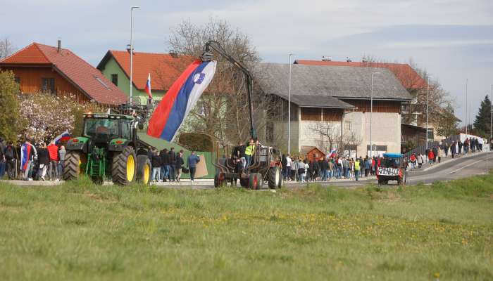 azilni-dom, protest, obrežje