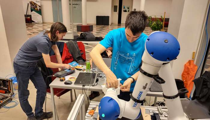 Pri delu so jim pomagali industrijski roboti in študenti mentorji z UL FE. (foto UL FE)