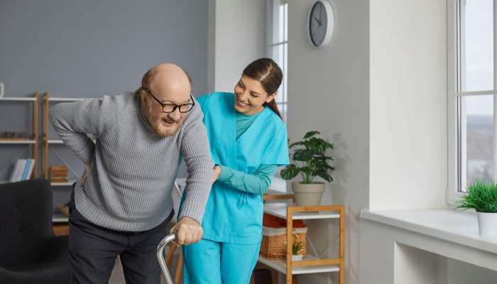 pomoč starejšim starec sestra socialni delavec dedek palica