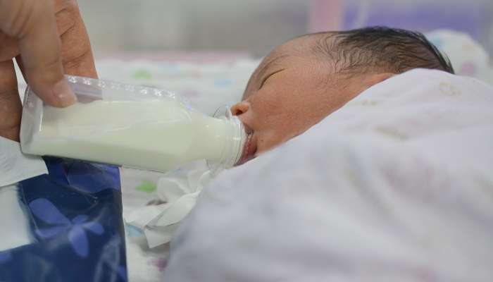 dojenček steklenička flaška mleko hranjenje