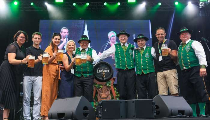 V Laškem je festival Pivo in cvetje uradno otvorila slavnost na odru Burin. Seveda ni manjkalo piva