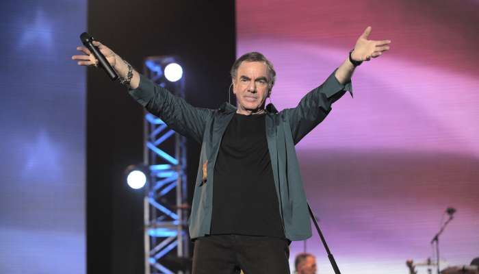 Neil Diamond, legenda, rojen januarja 1941, je prodal več kot 130 milijonov plošč