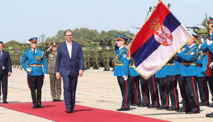 aleksandar vucic srbija vojaki