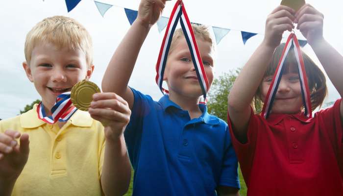 otroci tekmujejo, medalja