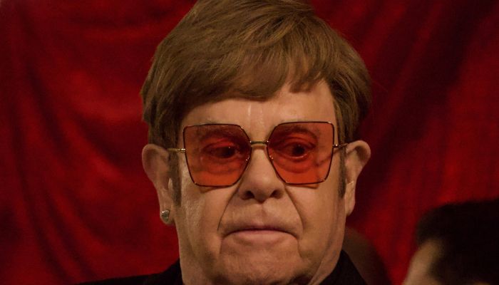 Elton John - Elton John je zdaj priznal, da je na desno oko že povsem oslepel, na levega pa slabo vi