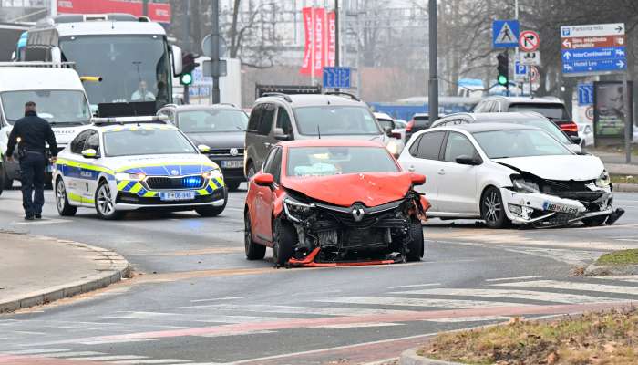 verižno, trčenje, ljubljana, razbit avtomobil, nesreča