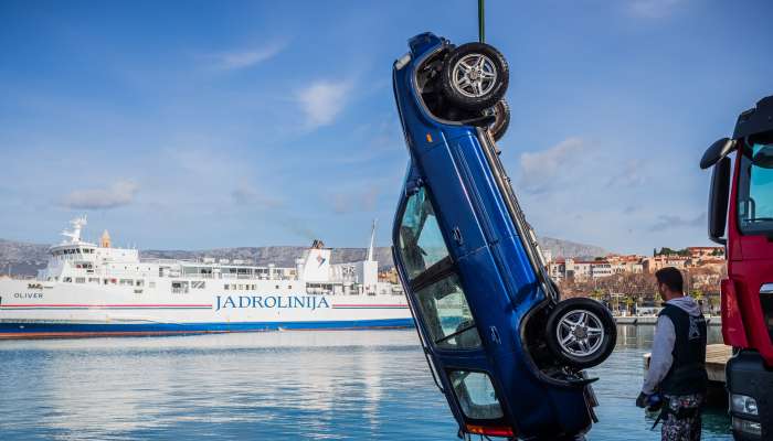 avtomobil v morju, split