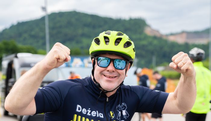 Miha Deželak med dobrodelno etapo Dežele junakov – nasmeh in dvignjeni pesti za otroke