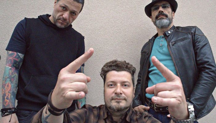 Njihova glasba združuje grunge, indie, post-punk in hard rock – temačno, spevno in energično