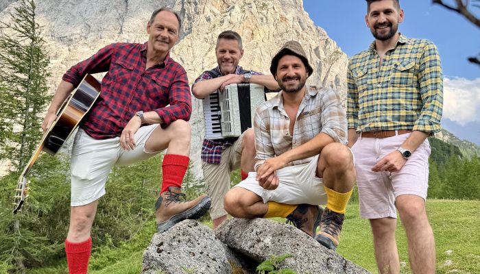 Čuki prepevajo tudi eno najbolj popularnih slovenskih hribovskih in pohodniških pesmi Greva gor v hr