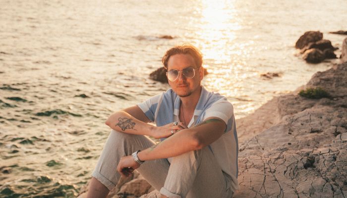 Gino Marino se glasbi posveča že od malih nog, čeprav ni rojen na Dalmaciji, je odraščal ob poslušan