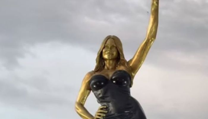 Sofia Vergara - Igralki Sofii Vergari so v njenem rojstnem kraju postavili kip